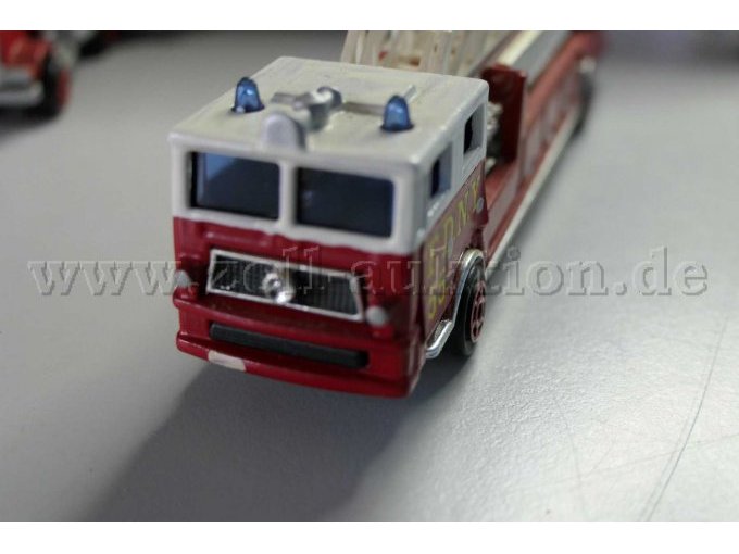 Majorette Feuerwehrfahrzeug mit Drehleiter Ansicht von vorne