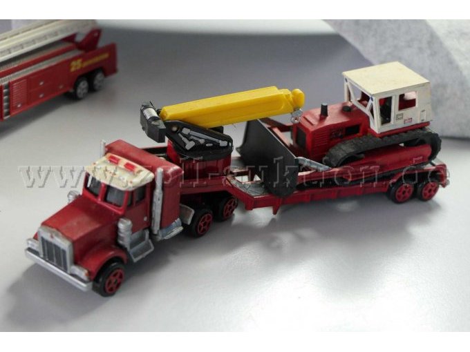 Guisval Sattelzug mit Kran und Bulldozer Ansicht von der Seite