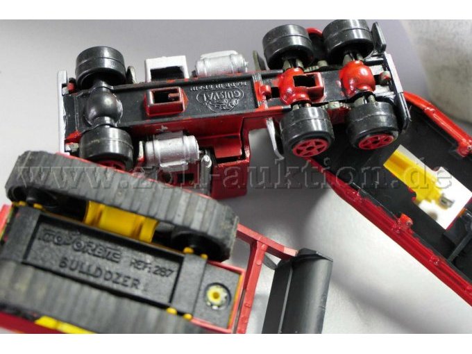 Guisval Sattelzug mit Kran und Bulldozer Ansicht von unten