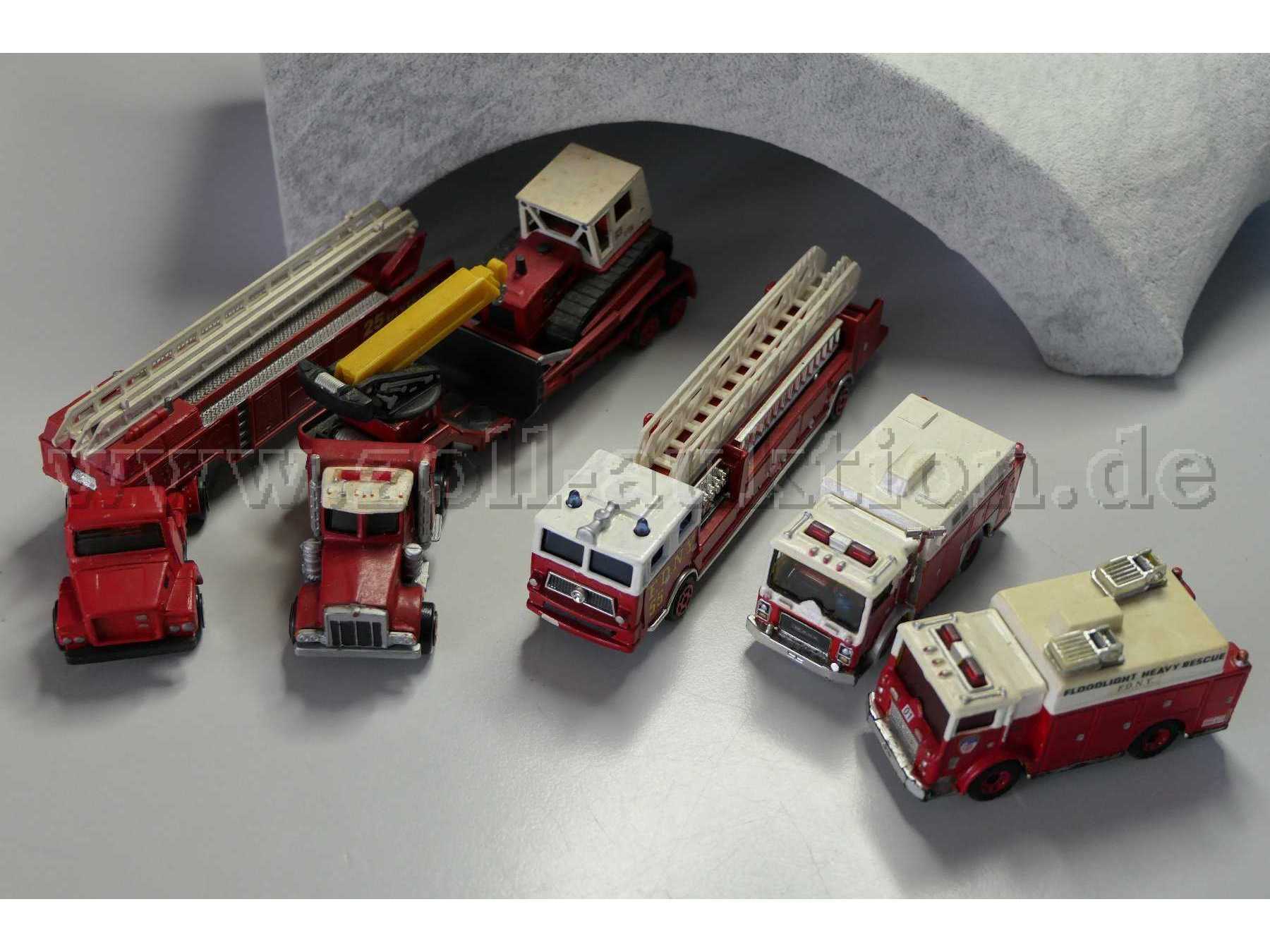 Konvolut aus 5 Feuerwehrfahrzeugmodellen Gesamtansicht