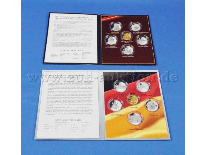 geöffnetes Sammelalbum III