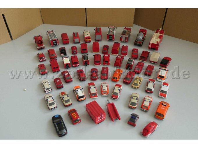1 Konvolut aus 61 verschiedenen Feuerwehrfahrzeug Modellen, 1:87 – foto 2 – kavel bij Zoll-Auktion, Halle (Saale)