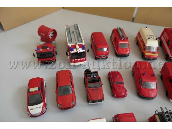 1 Konvolut aus 61 verschiedenen Feuerwehrfahrzeug Modellen, 1:87 – foto 3 – kavel bij Zoll-Auktion, Halle (Saale)