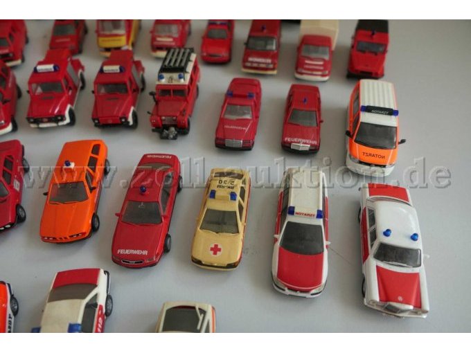 1 Konvolut aus 61 verschiedenen Feuerwehrfahrzeug Modellen, 1:87 – foto 8 – kavel bij Zoll-Auktion, Halle (Saale)