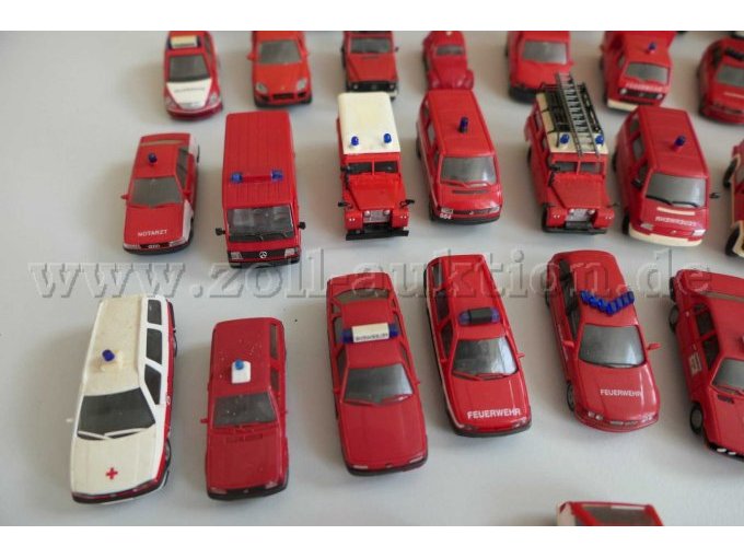 1 Konvolut aus 61 verschiedenen Feuerwehrfahrzeug Modellen, 1:87 – foto 6 – kavel bij Zoll-Auktion, Halle (Saale)