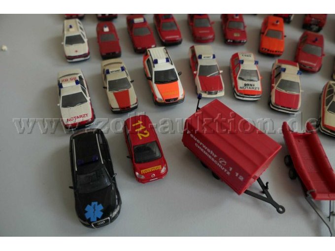 1 Konvolut aus 61 verschiedenen Feuerwehrfahrzeug Modellen, 1:87 – foto 10 – kavel bij Zoll-Auktion, Halle (Saale)