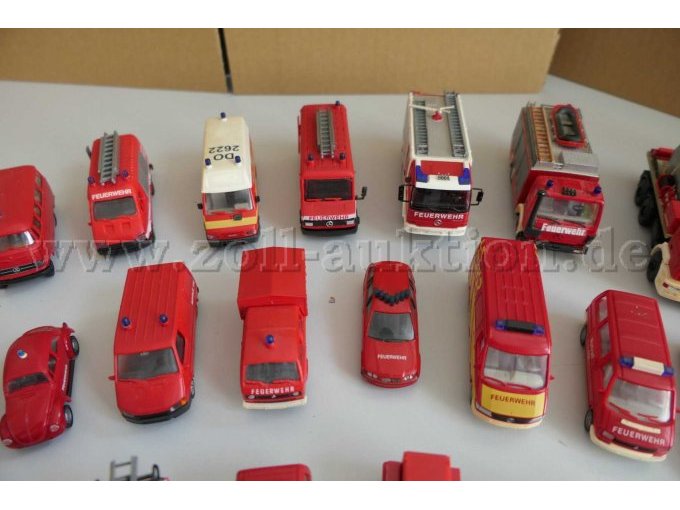 1 Konvolut aus 61 verschiedenen Feuerwehrfahrzeug Modellen, 1:87 – foto 4 – kavel bij Zoll-Auktion, Halle (Saale)