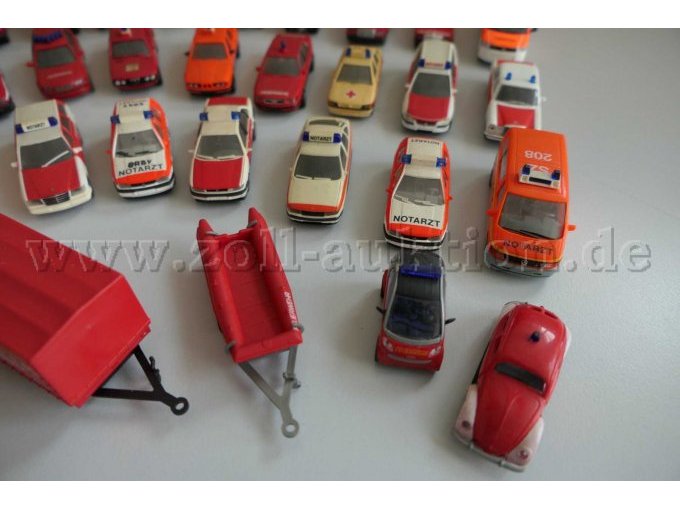 1 Konvolut aus 61 verschiedenen Feuerwehrfahrzeug Modellen, 1:87 – foto 9 – kavel bij Zoll-Auktion, Halle (Saale)