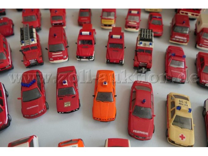 1 Konvolut aus 61 verschiedenen Feuerwehrfahrzeug Modellen, 1:87 – foto 7 – kavel bij Zoll-Auktion, Halle (Saale)