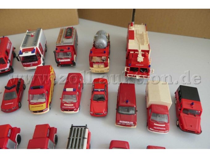 1 Konvolut aus 61 verschiedenen Feuerwehrfahrzeug Modellen, 1:87 – foto 5 – kavel bij Zoll-Auktion, Halle (Saale)