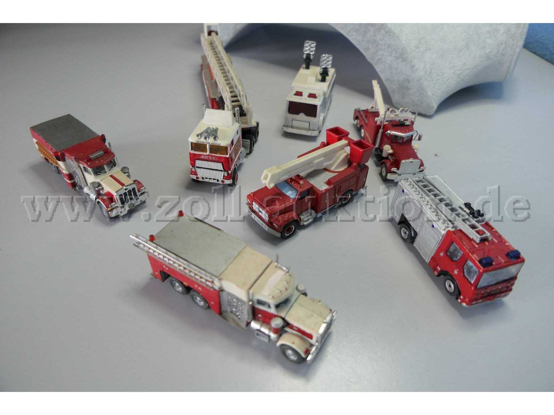 Konvolut aus 7 Feuerwehrfahrzeugmodellen Gesamtansicht