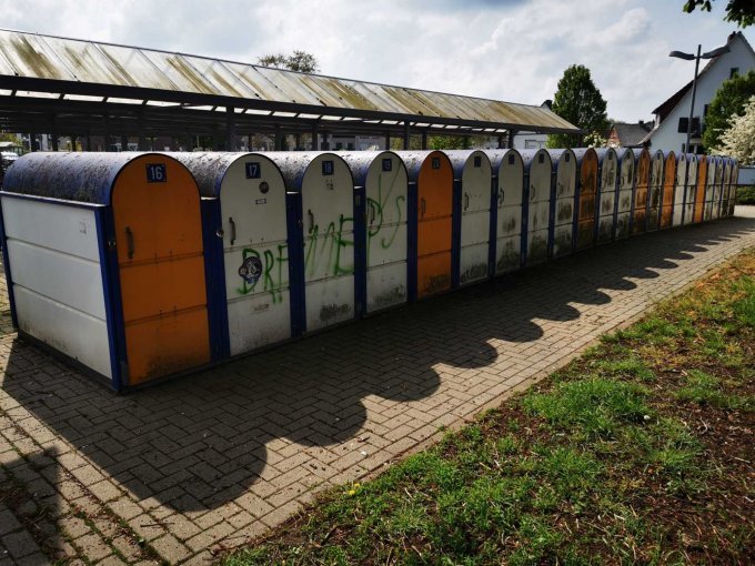 -Fahrradboxen 16-37 in einer Reihe
-16 Türen weiß, 6 Türen Orange
-Die Boxen 17, 18 und 19 weisen  Spuren von Graffiti auf
-hauptsächlich Dreifachboxen
