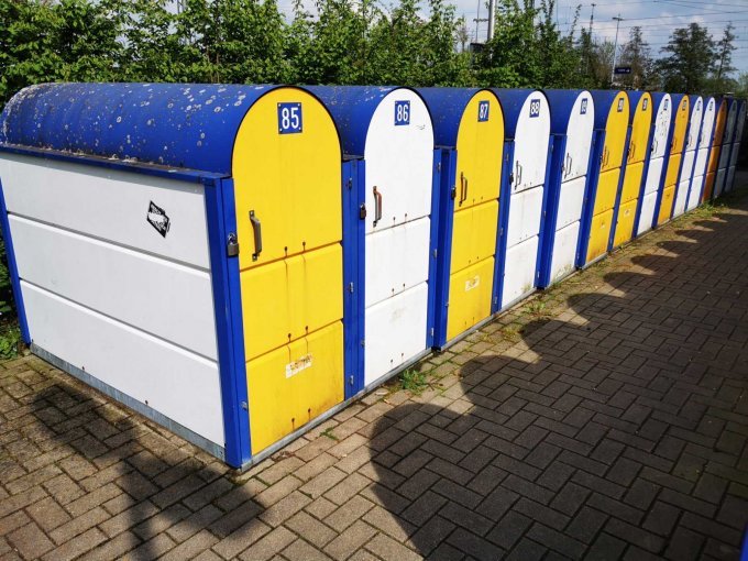 -Fahrradboxen 85-98 in einer Reihe
-8 Türen weiß, 6 Türen orange
-hauptsächlich Doppelboxen