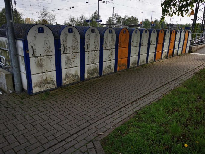 -Fahrradboxen 1-15 in einer Reihe
-12 Türen weiß, 4 Türen Orange
-Fahrradboxen sind dem alter entsprechend vermoost und verdreckt aber vermutlich leicht zu reinigen
-hauptsächlich Dreifachboxen