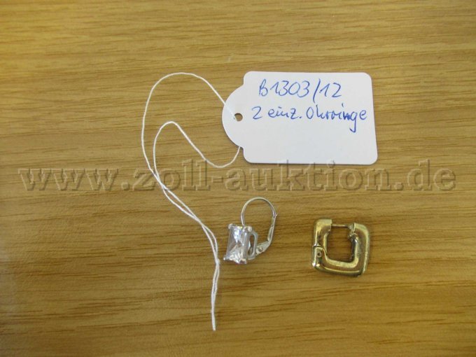 Zwei einzelne Ohrringe
