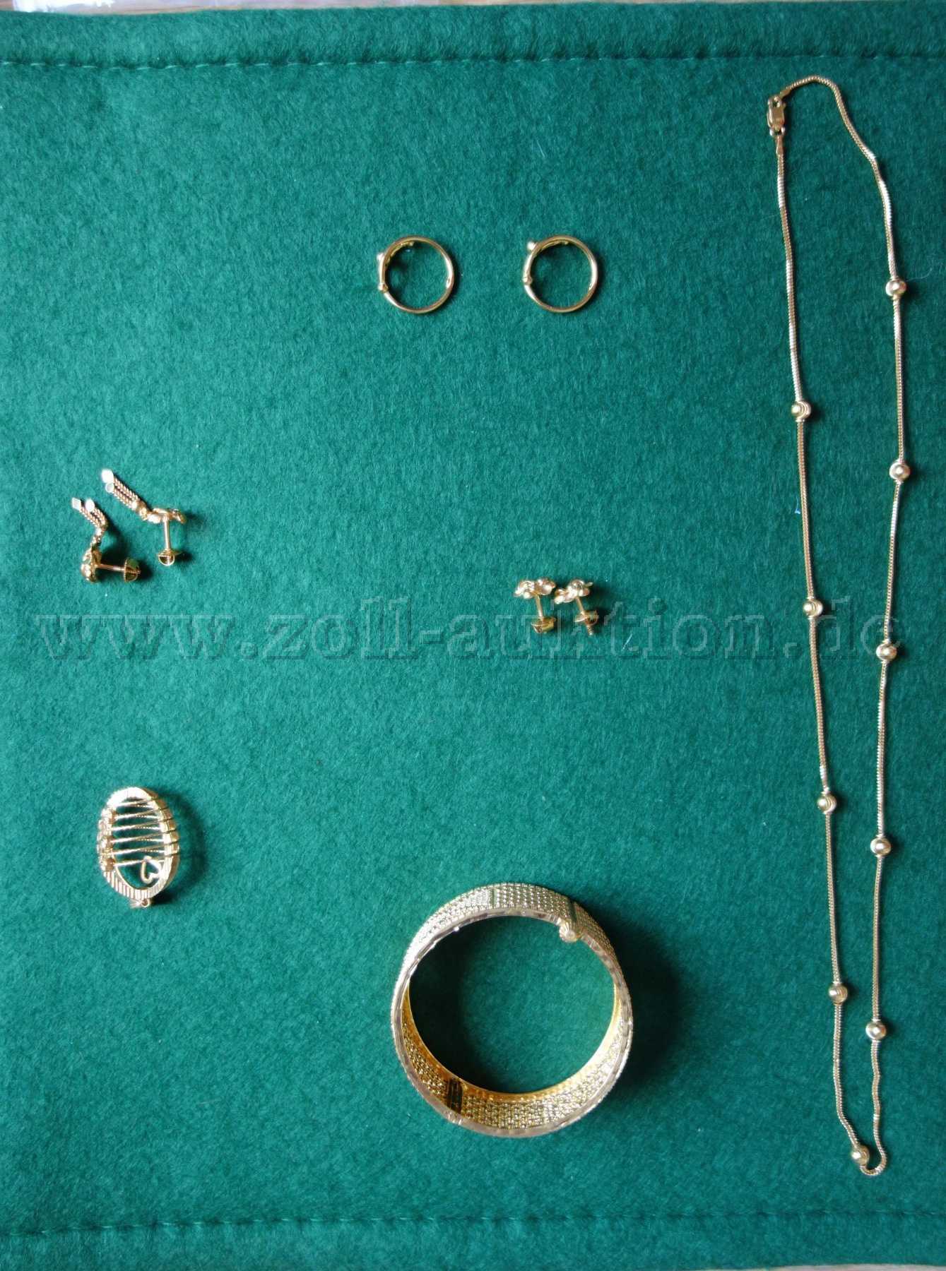 Partij oorsieraden en armsieraden, collier, ringen, hanger 916/000 goud 22 karaat