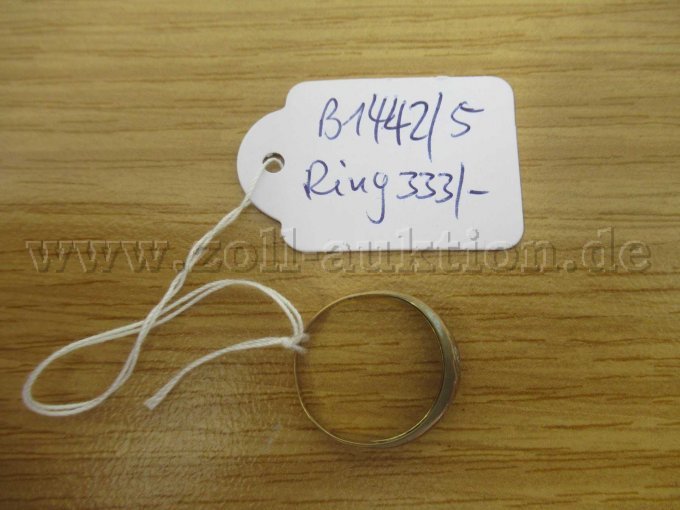 333/ Gold, 0,9 gr. mit einem kleinen Diamant