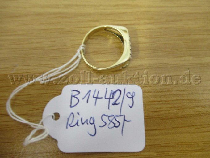 585/ Gold 3,9 gr. mit drei Brillanten 0,16 ct gute Qualität.