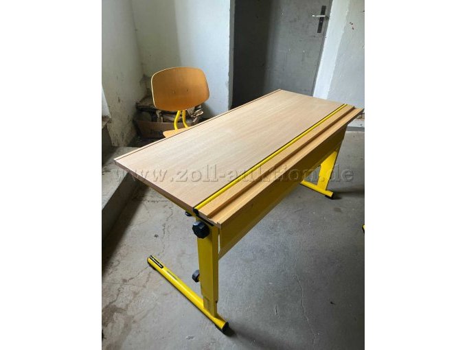 Tisch mit Stuhl