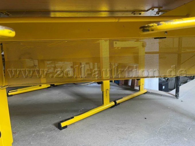 Ansicht unter dem Tisch mit Gitter am Tischende