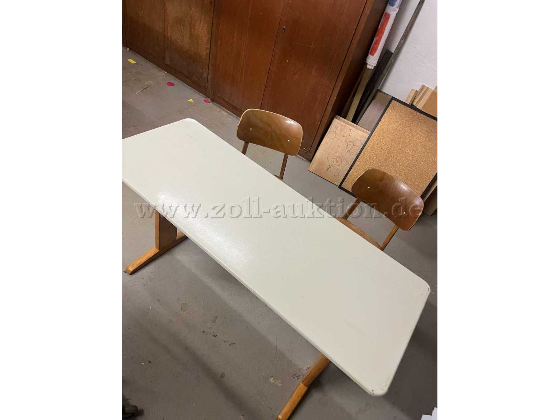 Tisch mit Stühlen