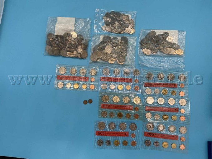 Übersicht Münzsammlungen der Jahre 1979 und 1980, 2 x 1 Pfennigstücke, 50 Pfenning Münzen, 1 DM Münzen, 2 DM Münzen, 5 DM Münzen