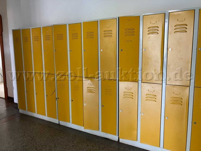 Ansicht 8-türiger Schrank seitlich von rechts