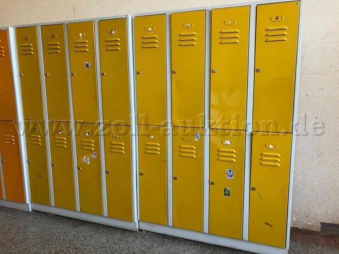Ansicht Gaderobenschränke mit teilweise beklebten Spindtüren