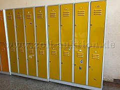 Ansicht Gaderobenschränke mit teilweise beklebten Spindtüren
