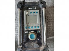 Frontansicht des Baustellenradios von Makita mit sichtbaren Verschmutzungen