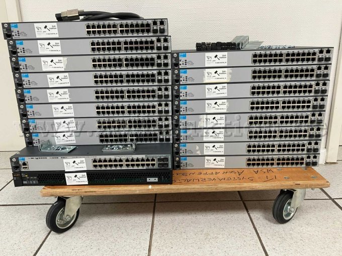 Konvolut 17 Switches und Zubehör Frontansicht