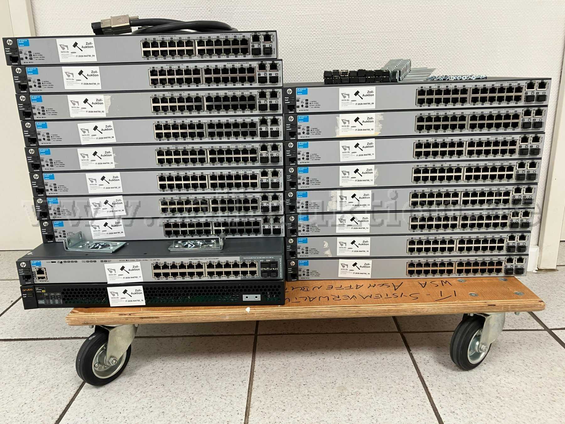 Konvolut 17 Switches und Zubehör Frontansicht