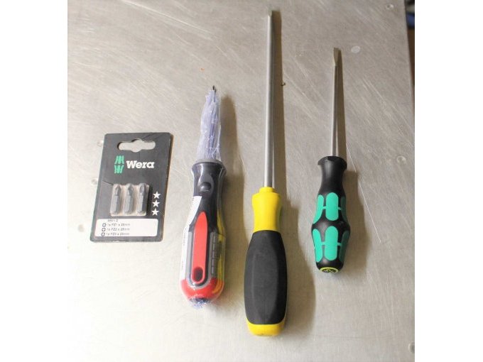Ansicht Schraubendreher, Schraubgriff für BIT-Einsätze, Packung mit BIT-Einsätzen