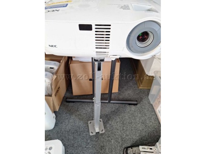 1 Beamer Modell NEC VT590 mit Halterung
