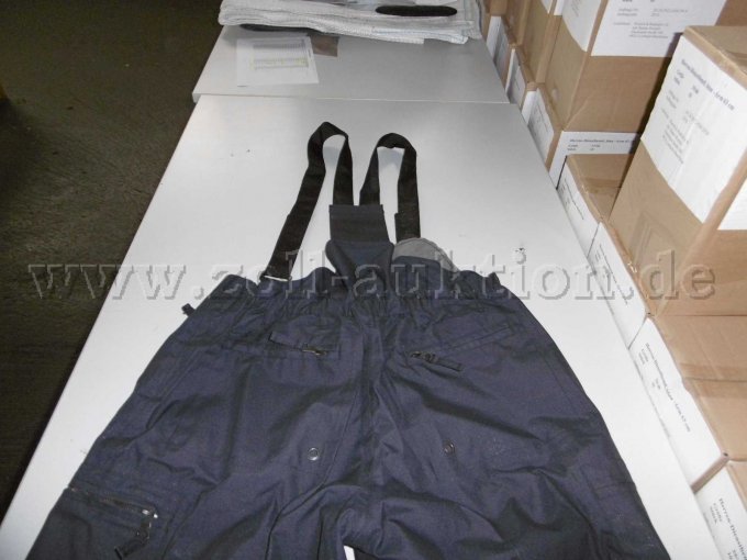 Detailansicht Rückseite mit Hosenträgern und Gummibund