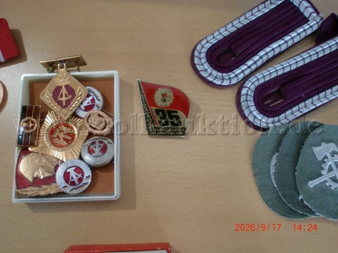 1 Konvolut von DDR-Abzeichen, DDR-Orden, Frontkämpferabzeichen, 23-teilig – foto 3 – kavel bij Zoll-Auktion, Pirna