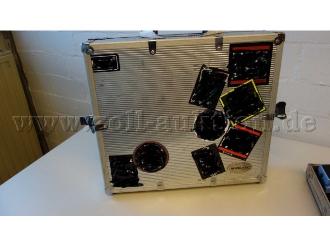 Alukoffer beklebt mit Aufklebern 
(Bilder wurden geschwärzt)