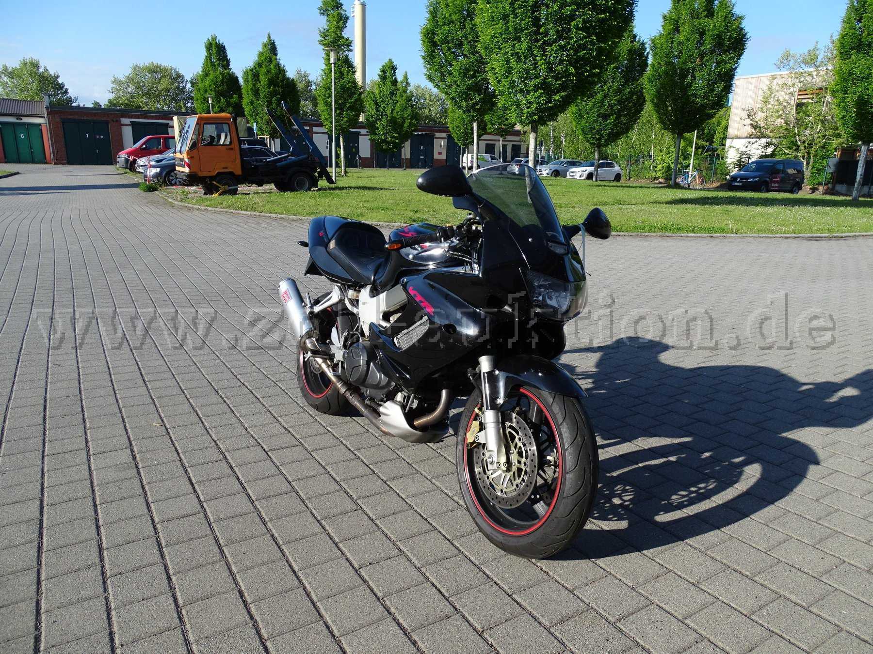 Kraftrad Honda VTR 1000 Gesamtansicht von vorne rechte