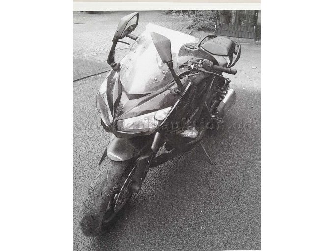 Hauptbild: Motorrad ist komplett zu sehen