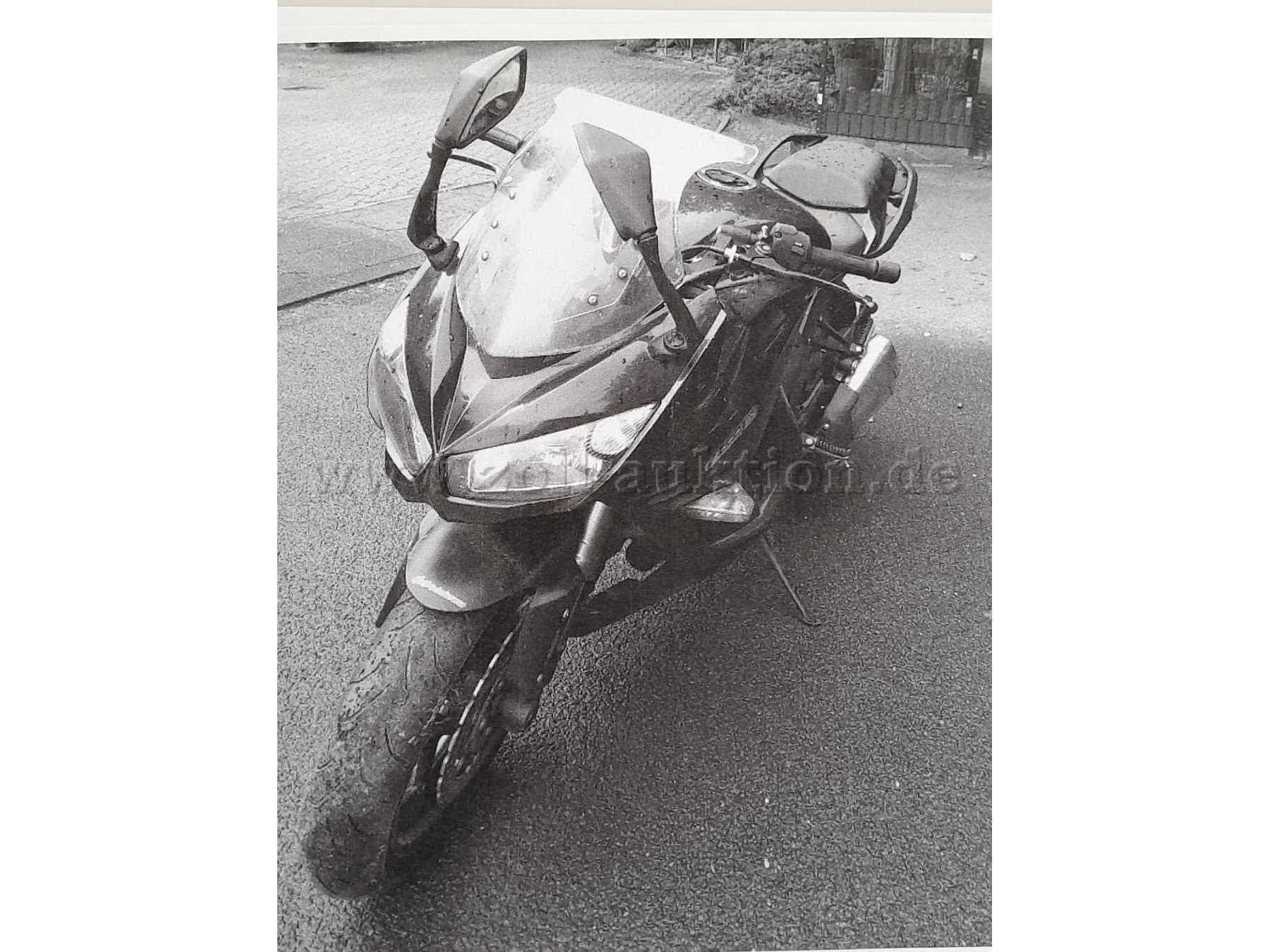 Hauptbild: Motorrad ist komplett zu sehen