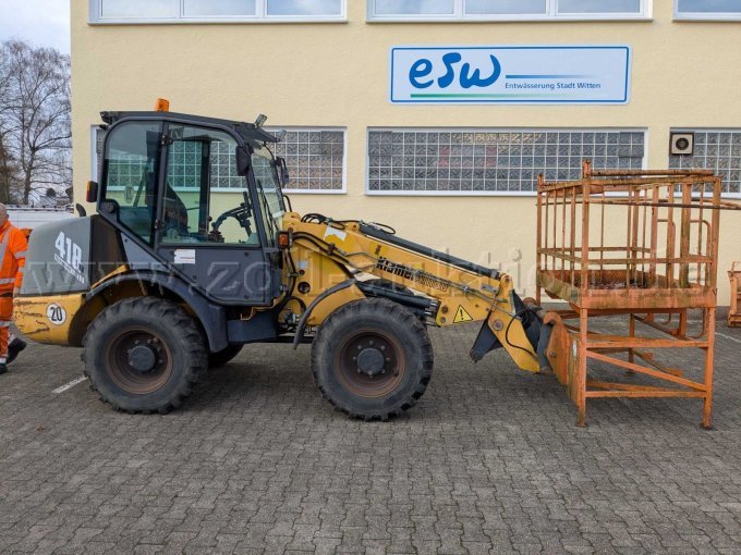 Radlader mit Arbeitsbühne