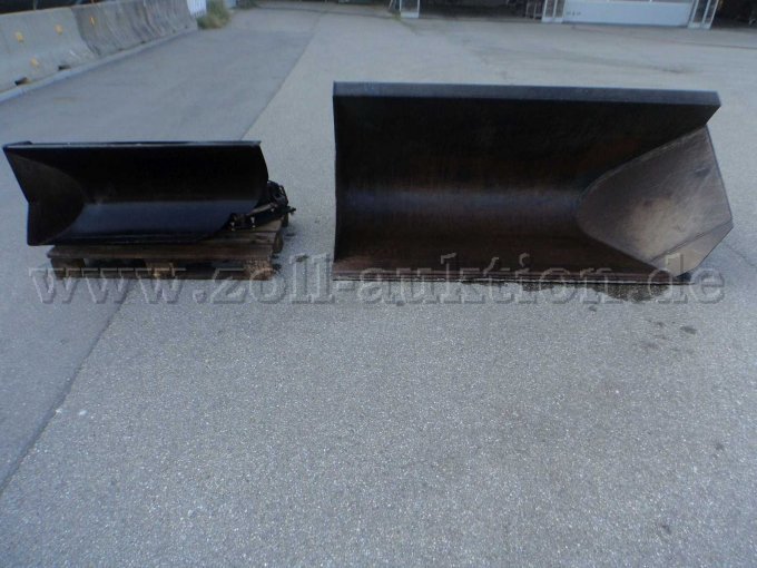 Kramer Seitenschwenkschaufel mit Bankettschälpflug,
Ansicht von vorne Kramer Seitenschwenkschaufel mit Bankettschälpflug,
Ansicht von vorne