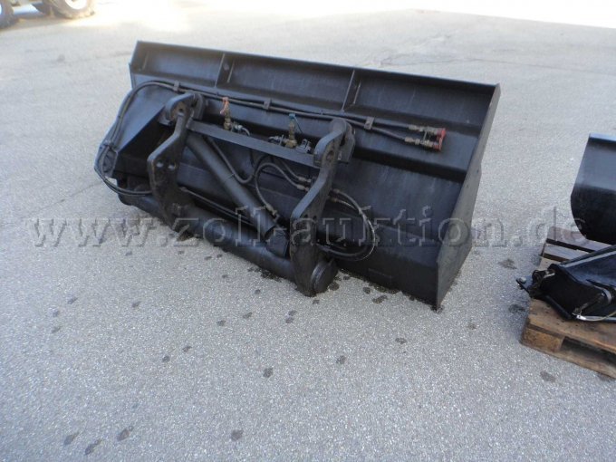 Kramer Seitenschwenkschaufel, von hinten rechts