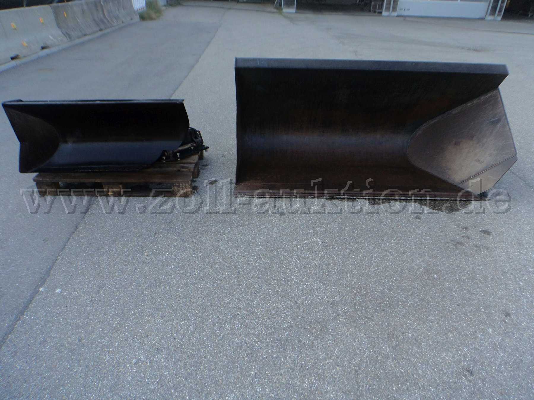 Kramer Seitenschwenkschaufel mit Bankettschälpflug,
Ansicht von vorne