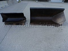 Kramer Seitenschwenkschaufel mit Bankettschälpflug,
Ansicht von vorne