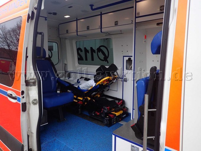 Krankentransportwagen,Patientenraum, Ansicht durch die seitliche Schiebetür