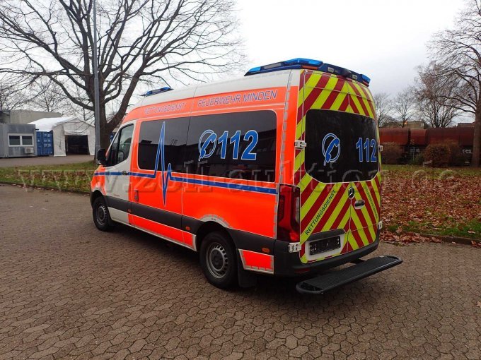 Krankentransportwagen, Ansicht Fahrerseite/Hinten