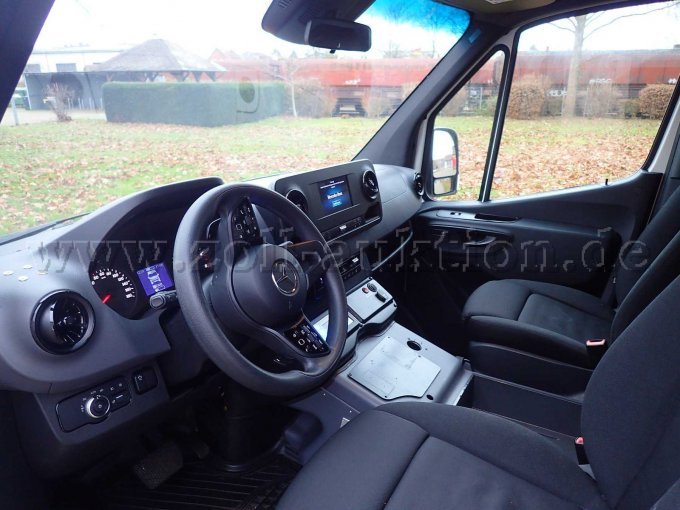 Krankentransportwagen,Fahrerraum Innen von Fahrerseite