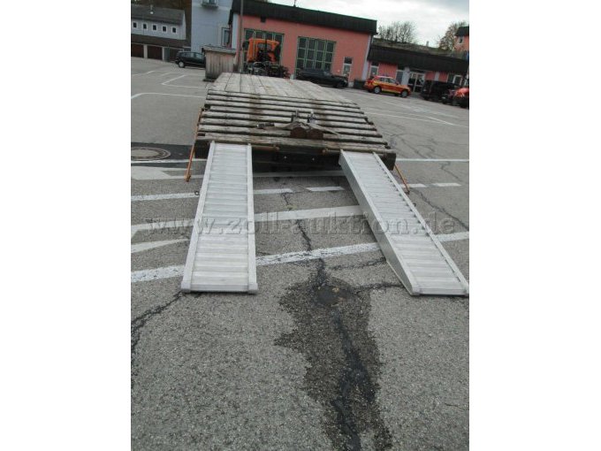 Kress Tieflader: hinten Auffahrschienen abgeklappt