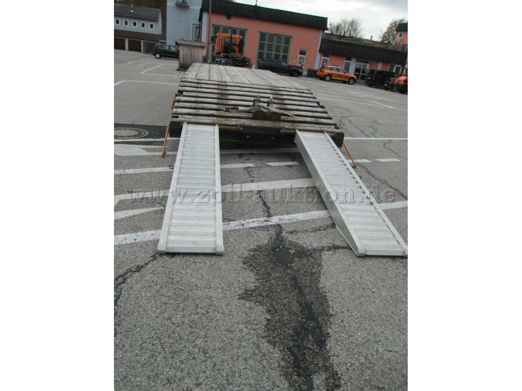 Kress Tieflader: hinten Auffahrschienen abgeklappt